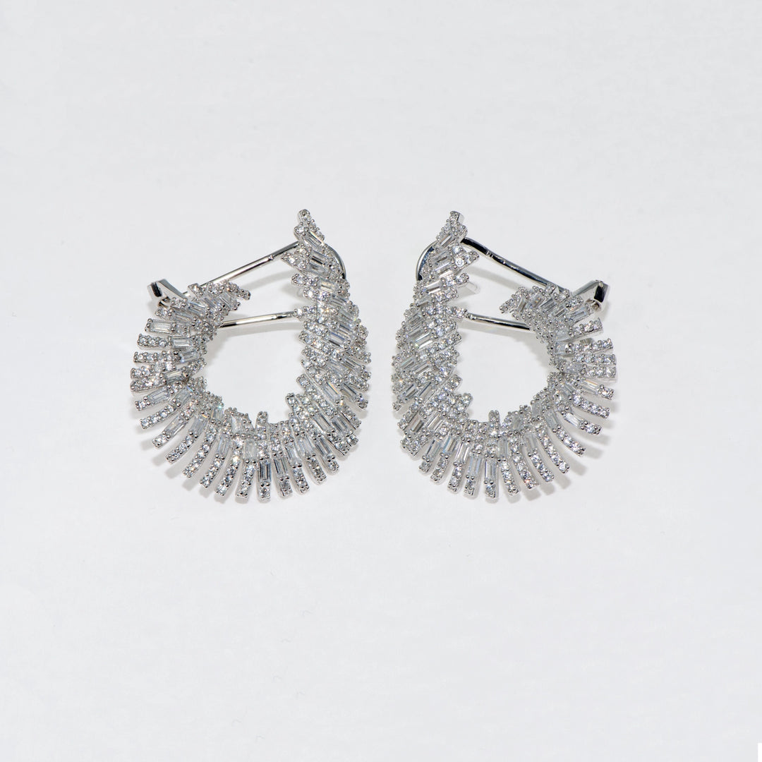 Entdecken Sie stilvolle Ohrclips aus hochwertigem Silber, die sich einfach und bequem tragen lassen. Perfekt für jeden Anlass. Jetzt im Online Shop kaufen und Eleganz genießen!