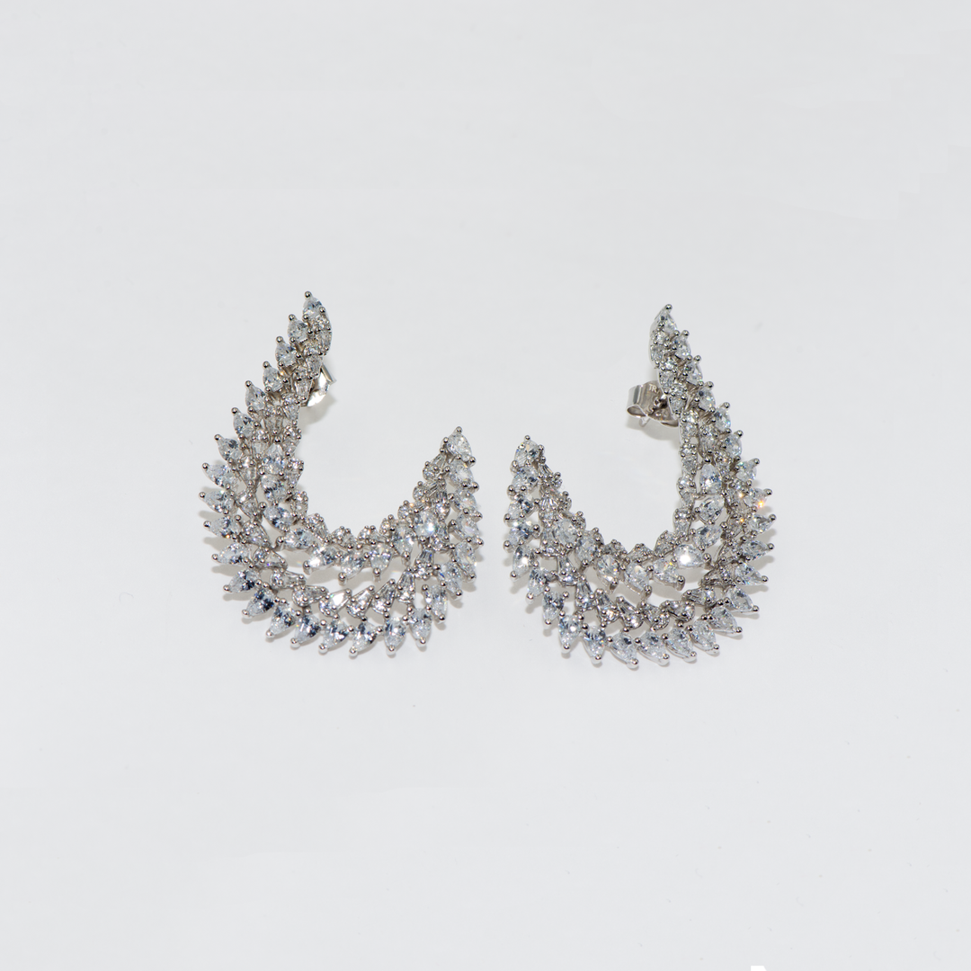 Ohrringe aus 925er Sterlingsilber. Es ist mit ovalen und runden Zirkonsteinen verziert. Mit diesen sehr stilvollen und eleganten Ohrringen können Sie Ihr Abendoutfit an besonderen Abenden, bei einer Hochzeit oder einer Party vervollständigen. Es sollte am Schmuckstand sein.