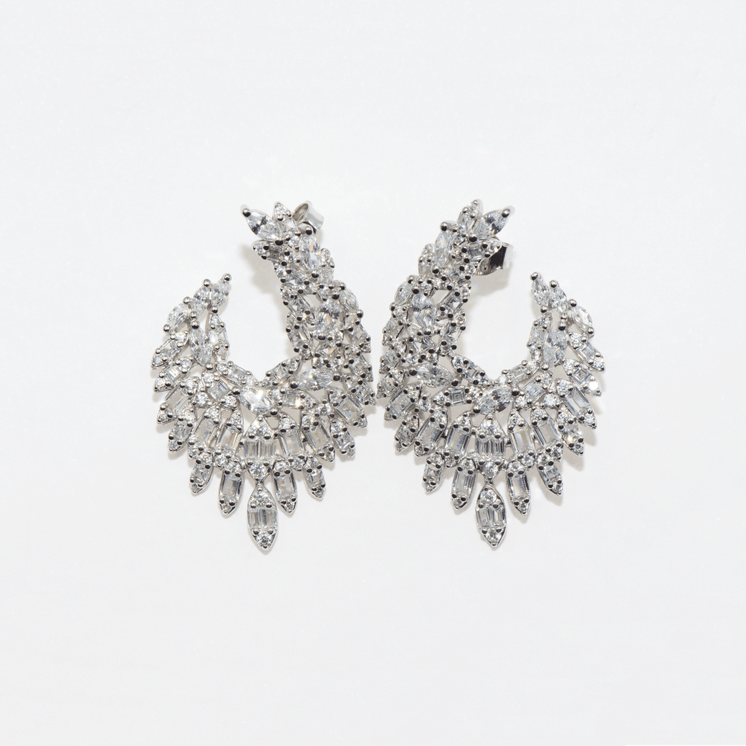 Möchten Sie Ihrer Hochzeit, Silvesterparty oder Ihrem ganz besonderen Abend Glanz verleihen? Die Ohrringe aus 925er Sterlingsilber sind mit funkelnden Zirkonsteinen verziert und sehr elegant gestaltet.