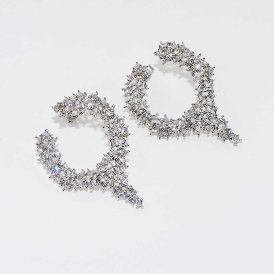 Große und auffällige Ohrringe aus 925er Sterlingsilber, verziert mit glänzenden Zirkonsteinen. Mit diesen sorgfältig gestalteten Ohrringen können Sie Ihr Abendoutfit vervollständigen. Es ist auch eine tolle Geschenkidee für Ihre Lieben.