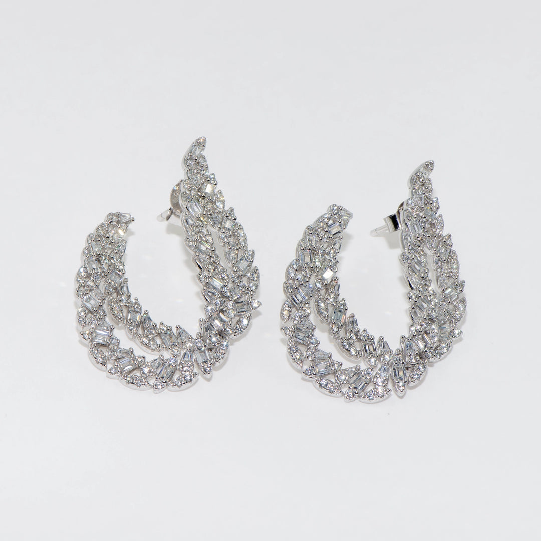 Elegante und auffällige 925er Silberohrringe mit weißen Zirkonsteinen. Perfekt für besondere Anlässe und Partys, bequem zu tragen und ideal, um Ihren Look zu vervollständigen.
