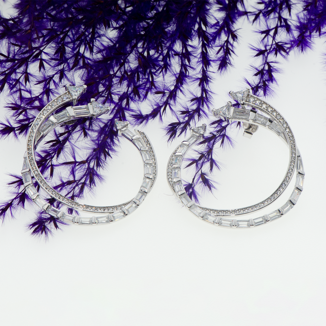 925er Silberohrstecker – Ohrringe mit Zirkonsteinen – Geschenkidee für Weihnachten

Diese stilvollen und eleganten 925er Silberohrstecker sind ein auffälliges, modernes Design, das perfekt für besondere Anlässe geeignet ist. Die weißen Zirkonsteine verleihen den Ohrringen einen strahlenden Glanz. Diese Ohrringe sind nicht nur für den täglichen Gebrauch ideal, sondern auch eine ausgezeichnete Geschenkidee für Weihnachten. Sie vereinen klassisches und modernes Design und sind ein Must-Have in jeder Schmucksam