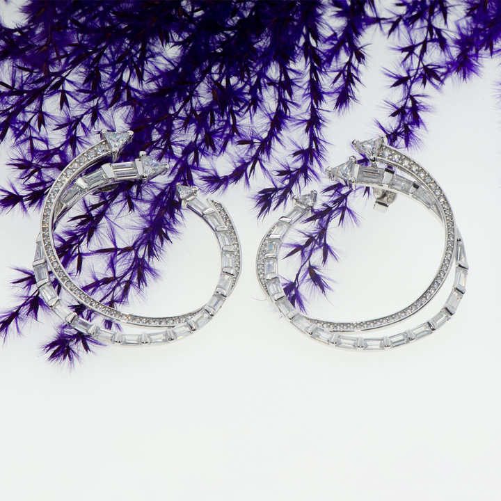 925er Silberohrstecker – Ohrringe mit Zirkonsteinen – Geschenkidee für Weihnachten

Diese stilvollen und eleganten 925er Silberohrstecker sind ein auffälliges, modernes Design, das perfekt für besondere Anlässe geeignet ist. Die weißen Zirkonsteine verleihen den Ohrringen einen strahlenden Glanz. Diese Ohrringe sind nicht nur für den täglichen Gebrauch ideal, sondern auch eine ausgezeichnete Geschenkidee für Weihnachten. Sie vereinen klassisches und modernes Design und sind ein Must-Have in jeder Schmucksam