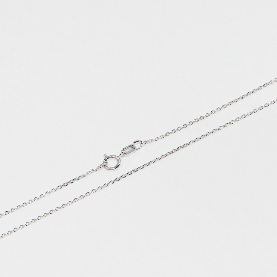 Wenn Sie möchten, können Sie diese dünne und elegante Halskette aus ineinander verschlungenen Ringen mit einem Anhänger ergänzen. Sie können diese wunderschöne Kette aus 925er Sterlingsilber auch Ihren Liebsten schenken.