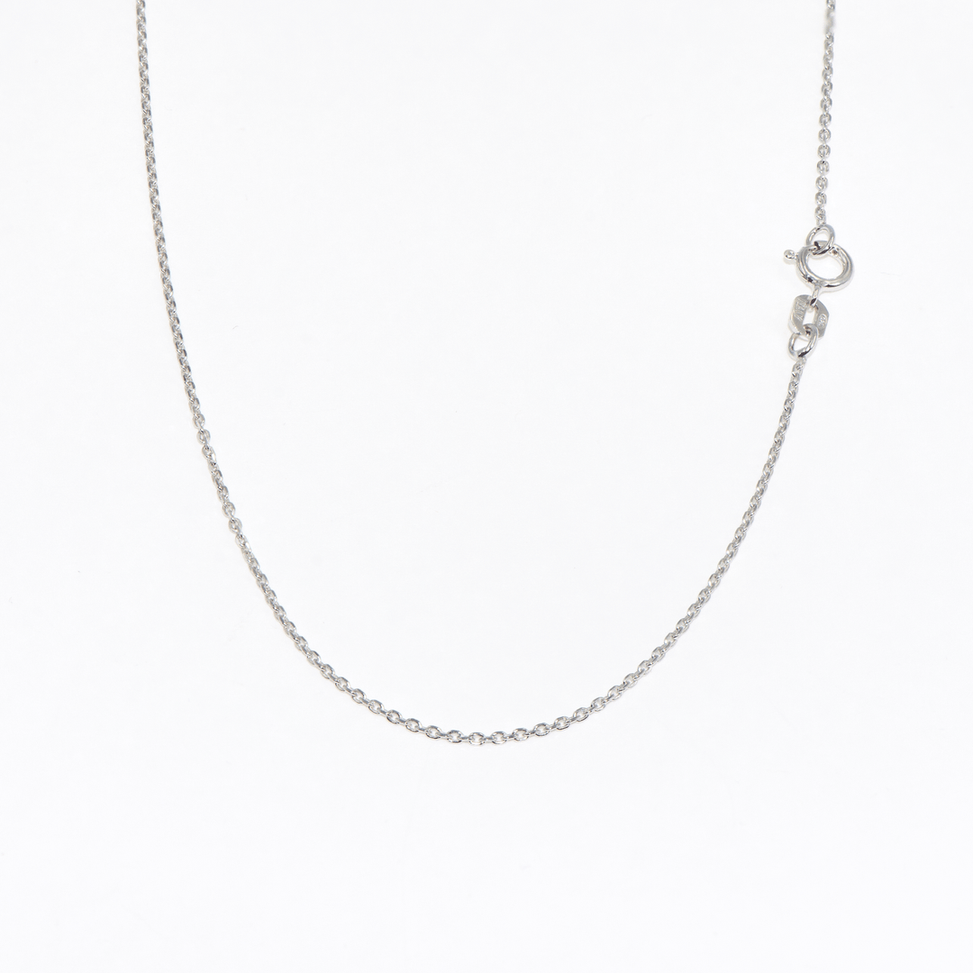 Wenn Sie möchten, können Sie diese dünne und elegante Halskette aus ineinander verschlungenen Ringen mit einem Anhänger ergänzen. Sie können diese wunderschöne Kette aus 925er Sterlingsilber auch Ihren Liebsten schenken.