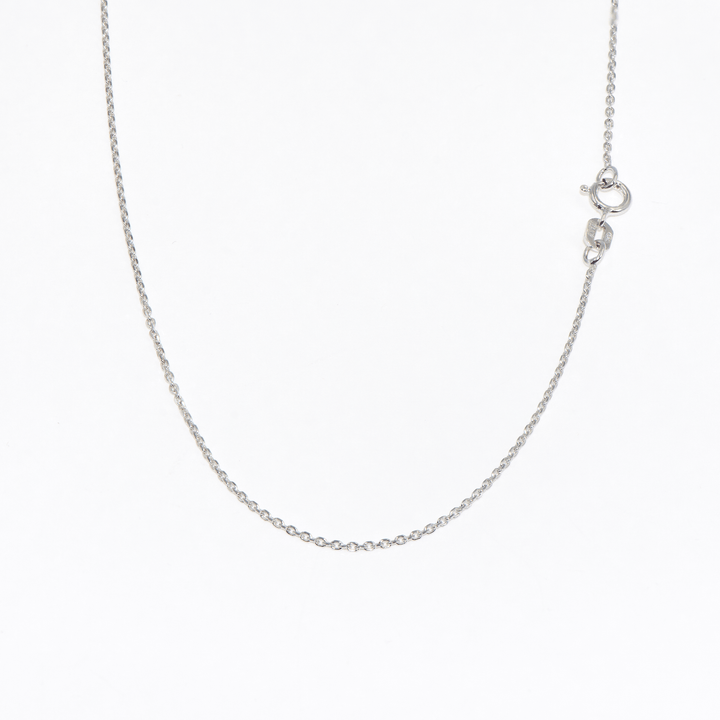 Wenn Sie möchten, können Sie diese dünne und elegante Halskette aus ineinander verschlungenen Ringen mit einem Anhänger ergänzen. Sie können diese wunderschöne Kette aus 925er Sterlingsilber auch Ihren Liebsten schenken.