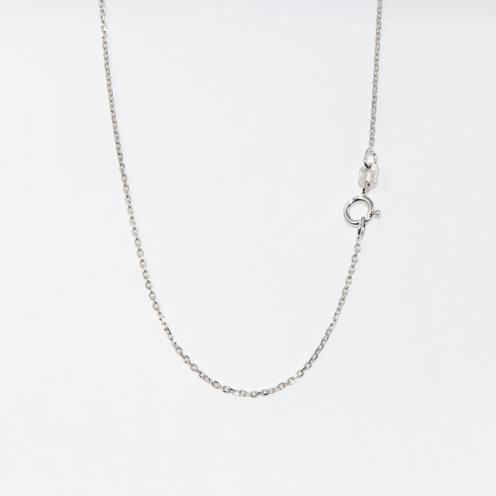 Wenn Sie möchten, können Sie diese dünne und elegante Halskette aus ineinander verschlungenen Ringen mit einem Anhänger ergänzen. Sie können diese wunderschöne Kette aus 925er Sterlingsilber auch Ihren Liebsten schenken.