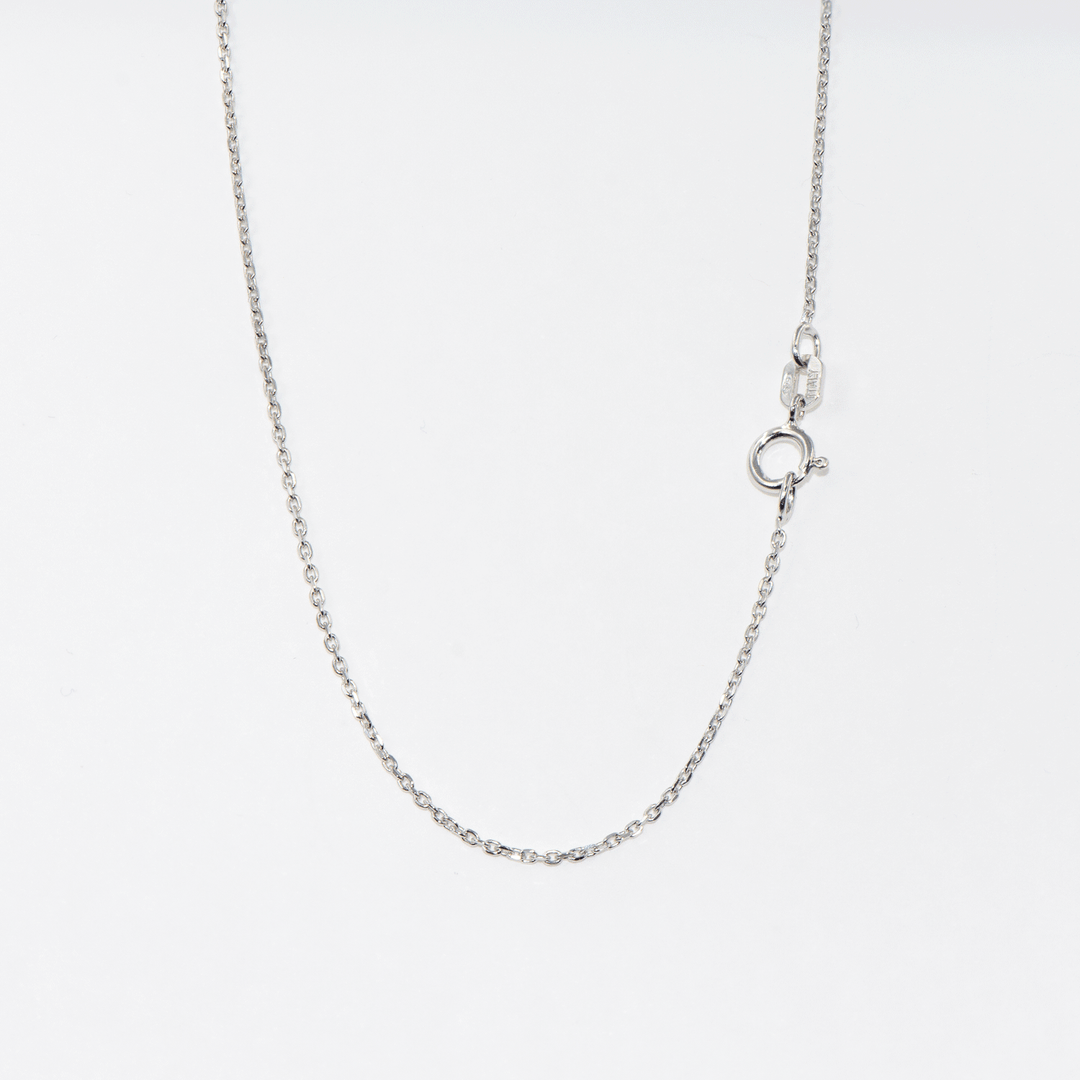 Entdecken Sie unsere Halskette-Kollektion für Damen und Herren. Jede Kette ist aus hochwertigem Silber gefertigt und in verschiedenen Längen erhältlich. Unsere silbernen Ketten zeichnen sich durch ihr elegantes Design und ihre Langlebigkeit aus. Ob Sie eine feine Kette für den Alltag oder ein auffälliges Schmuckstück für besondere Anlässe suchen – wir bieten verschiedene Größen und Optionen, die zu jedem Stil passen. Wählen Sie aus einer Vielzahl von feinen Ketten in unterschiedlichen Längen 