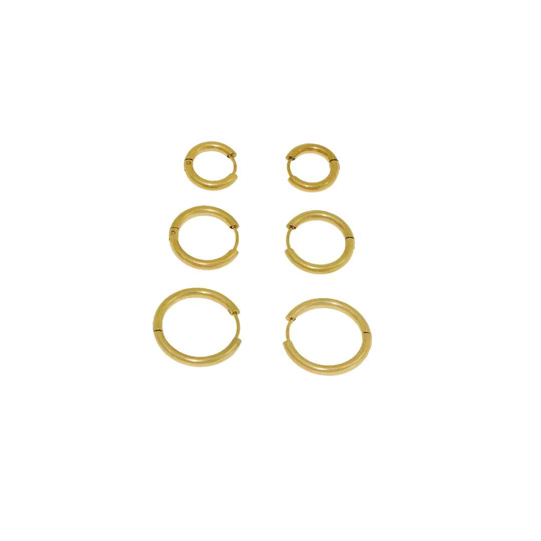 Set aus goldfarbenen Edelstahl-Creolen für drei Ohrlöcher – stilvoll und wasserfest.