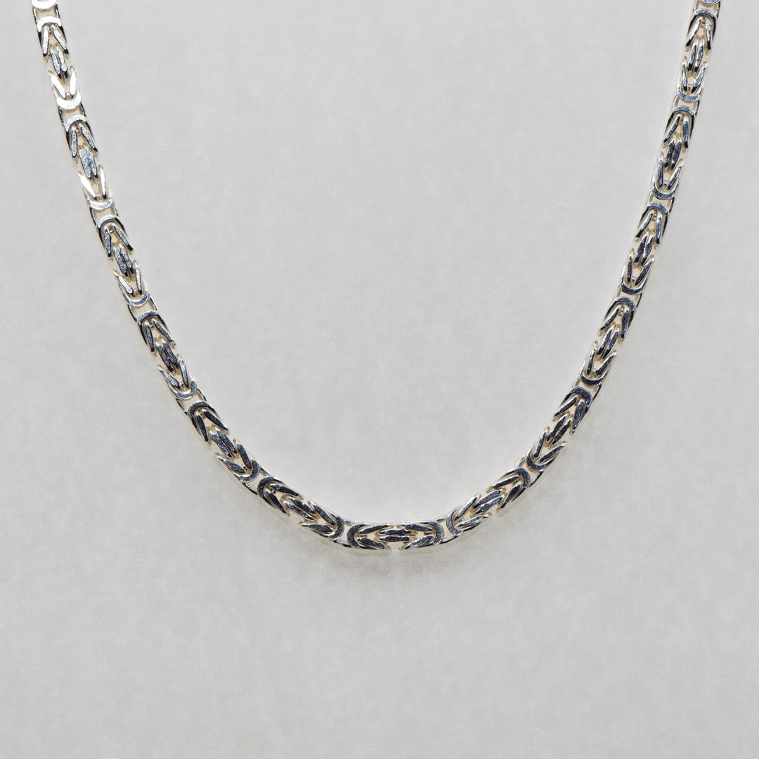 Die klassische Königskette, die im Laufe der Jahre nie aus der Mode gekommen ist, trotzt weiterhin den Jahren. Wir von SchmuckTime sind stolz, Ihnen die echte Silberkette aus 925er Sterlingsilber präsentieren zu können. Frauen, Männer, Jugendliche und ältere Menschen können es gerne nutzen. Außerdem ist es eine ganz besondere Geschenkidee für Ihre Liebsten und Freunde.