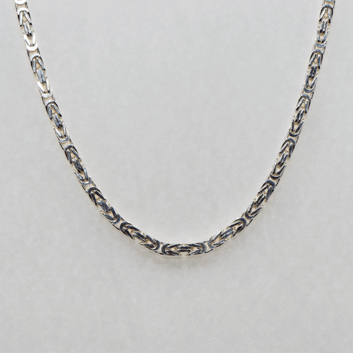 Die klassische Königskette, die im Laufe der Jahre nie aus der Mode gekommen ist, trotzt weiterhin den Jahren. Wir von SchmuckTime sind stolz, Ihnen die echte Silberkette aus 925er Sterlingsilber präsentieren zu können. Frauen, Männer, Jugendliche und ältere Menschen können es gerne nutzen. Außerdem ist es eine ganz besondere Geschenkidee für Ihre Liebsten und Freunde.