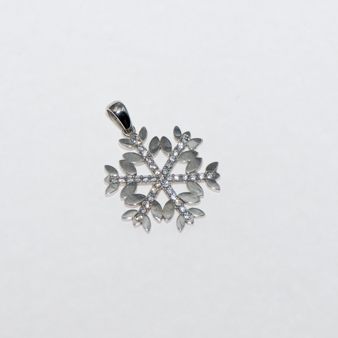 Entdecken Sie unseren charmanten 925er Silber Anhänger mit Schneeflocken- und Blätter-Design, eine ideale Geschenkidee für Ihre Liebsten. Dieses besondere Schmuckstück kombiniert ein einzigartiges Design mit hoher Qualität und verleiht jedem Outfit eine natürliche Eleganz.