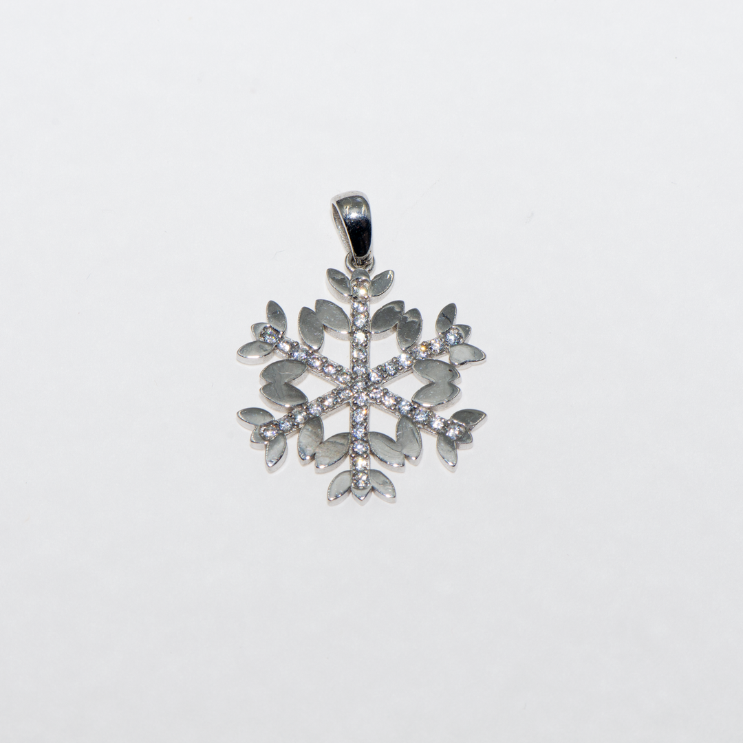 Entdecken Sie unseren charmanten 925er Silber Anhänger mit Schneeflocken- und Blätter-Design, eine ideale Geschenkidee für Ihre Liebsten. Dieses besondere Schmuckstück kombiniert ein einzigartiges Design mit hoher Qualität und verleiht jedem Outfit eine natürliche Eleganz.