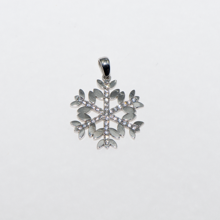 Entdecken Sie unseren charmanten 925er Silber Anhänger mit Schneeflocken- und Blätter-Design, eine ideale Geschenkidee für Ihre Liebsten. Dieses besondere Schmuckstück kombiniert ein einzigartiges Design mit hoher Qualität und verleiht jedem Outfit eine natürliche Eleganz.