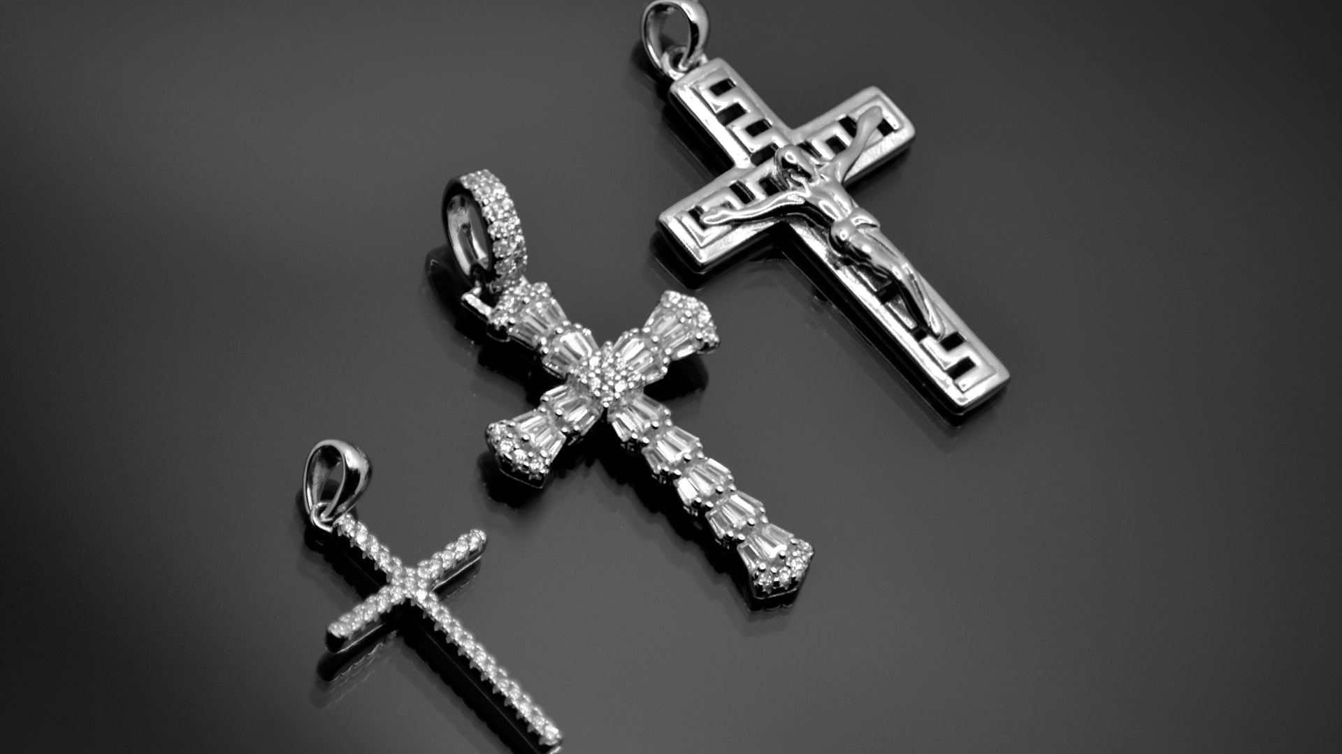 925 Silber Kreuz Anhänger – schlichtes Design, erhältlich in Zürich und Bern.